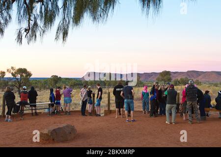 Carmichael's Crag in the George Gill Range depuis la plate-forme d'observation du coucher du soleil de Kings Canyon Resort, territoire du Nord, Australie Banque D'Images