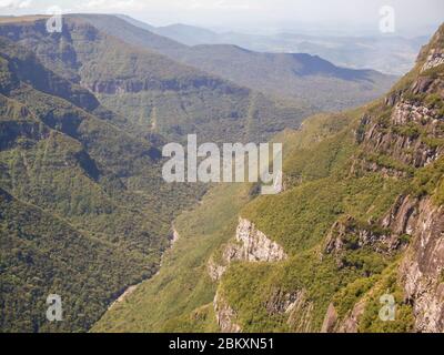 Magnifique paysage de Fortaleza Canyon et forêt tropicale verte, Cambara do Sul, Rio Grande do Sul, Brésil Banque D'Images