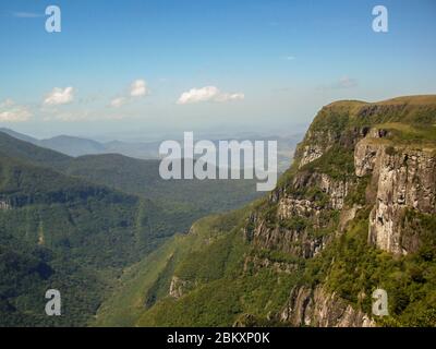 Magnifique paysage de Fortaleza Canyon et forêt tropicale verte, Cambara do Sul, Rio Grande do Sul, Brésil Banque D'Images