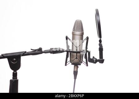 Microphone studio sur socle dans Studio isolé sur fond blanc Banque D'Images