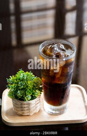 Cocktail de l'île longue avec mini plante sur un panier en rotin avec fond noir. Banque D'Images