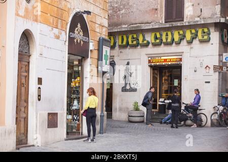 Roma, Italie. 05e mai 2020. Vue du bar Tazza d'Oro près du Panthéon à Rome après le début de la phase 2 de Covid-19, hier, 4 mai 2020, les bars ont rouvert après deux mois de confinement (photo de Matteo Nardone/Pacific Press) Credit: Pacific Press Agency/Alay Live News Banque D'Images