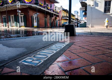 En regardant Bourbon Street depuis les carreaux du trottoir après qu'il soit rincé Banque D'Images