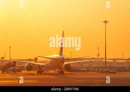 BANGKOK, THAÏLANDE-FÉVRIER 20, 2020 : avion stationné à l'aérodrome de l'aéroport avec ciel doré au lever du soleil. Concept de voyage d'été. Aviation Banque D'Images