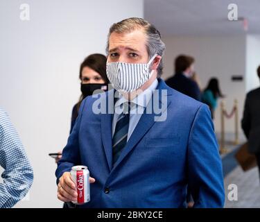Washington, États-Unis. 05e mai 2020. Le sénateur américain Ted Cruz (R-TX) portant un masque facial par mesure de précaution contre le covid 19. Crédit : SOPA Images Limited/Alamy Live News Banque D'Images