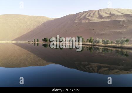 Alxa, Chine. 05e mai 2020. Le beau lac dans le désert de Badain Jaran à Alxa, Mongolie intérieure, Chine le 05 mai 2020.(photo par TPG/cnspotos) crédit: TopPhoto/Alay Live News Banque D'Images