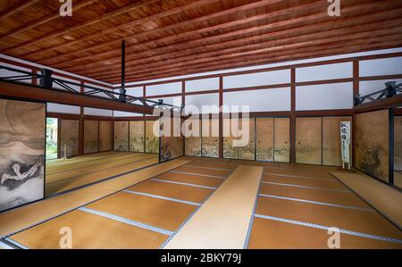 KYOTO, JAPON - 17 OCTOBRE 2019 : l'intérieur du Hojo, ancienne résidence du prêtre principal, est décoré des portes coulissantes peintes (fusuma) Banque D'Images