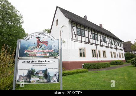 Bodenwerder, Allemagne. 04e mai 2020. Un panneau se trouve en face du lieu de naissance du Baron von Münchhausen. En tant que personnage littéraire ou héros de cinéma, le "mensonge baron" Münchhausen, qui roule sur un canon, est connu dans le monde entier. La figure artificielle est basée sur la personnalité historique Hieronymus Carl Friedrich Baron von Münchhausen, né il y a 300 ans le 11 mai 1720 à Bodenwerder sur le Weser. Le célèbre Baron de Münchhausen est commémoré. Crédit : Julian Strattischulte/dpa/Alay Live News Banque D'Images