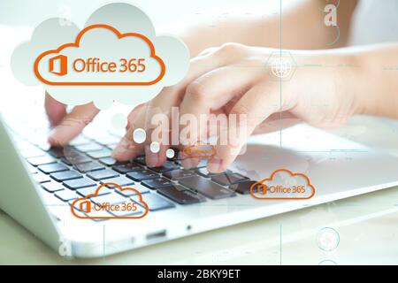 Gros plan du business woman typing on laptop keyboard Banque D'Images