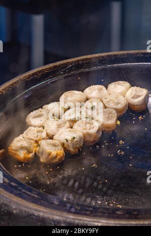 Boulettes frites sur une poêle chaude à vendre au restaurant chinois Banque D'Images