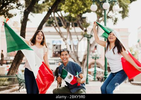 Les Mexicains applaudissent avec le drapeau du Mexique, Viva Mexico le jour de l'indépendance mexicaine Banque D'Images