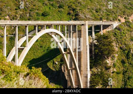 Bixby Creek Bridge, également connu sous le nom de Bixby Canyon Bridge, sur la côte de Big Sur, en Californie. Banque D'Images