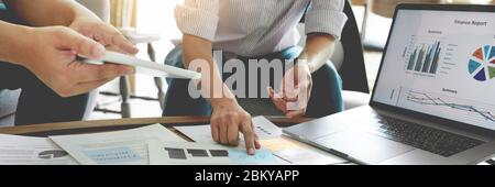 Les gens d'affaires qui se réunissent au bureau rédigeant des notes sur des notes collantes. Stratégie de planification et de brainstorming, concept de pensée de collègues Banque D'Images