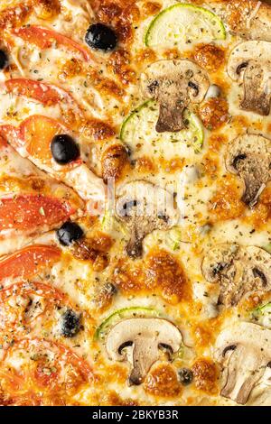 pizza en gros plan. pizza de fond avec champignons et tomates Banque D'Images