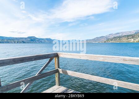 Vue depuis la jetée dans le village de Naramata, lac Okanagan, un après-midi ensoleillé Banque D'Images