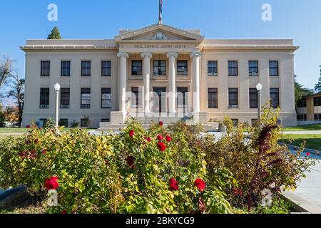 Indépendance, Californie, Etats-Unis - 18 novembre 2018 : un jardin de roses est planté sur le terrain du palais de justice du comté d'Inyo Banque D'Images