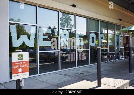 « NOUS SOMMES OUVERTS » - un grand panneau est visible dans un endroit de Panera Bread ouvert pour la livraison et la livraison. Panera Bread Company est une chaîne de cafés de boulangerie. Banque D'Images
