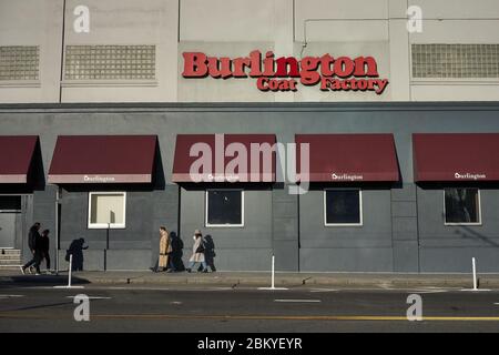 Les clients marchent devant l'entrepôt Burlington Coat Factory sur Howard Street dans le quartier Soma de San Francisco, Californie, le dimanche 23 février 2020. Banque D'Images