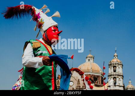 Carnaval au Mexique, danseurs mexicains portant un folk mexicain traditionnel riche en couleurs Banque D'Images