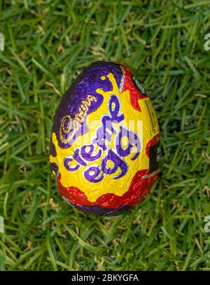 Cadbury Creme Egg, présenté pour la première fois par Cadbury's en 1963 et populaire à Pâques dans le monde entier. Banque D'Images