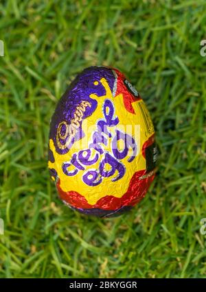 Cadbury Creme Egg, présenté pour la première fois par Cadbury's en 1963 et populaire à Pâques dans le monde entier. Banque D'Images