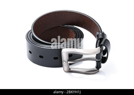 Ceinture en cuir noir isolée sur fond blanc. Mode. Banque D'Images