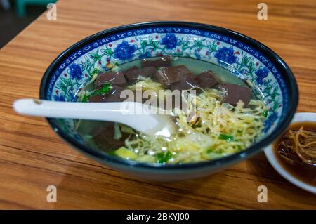 Soupe de sang de canard en accompagnement de xiaolongbao à Jia Jia Bao Tang restaurant sur Shanghai's Road Banque D'Images