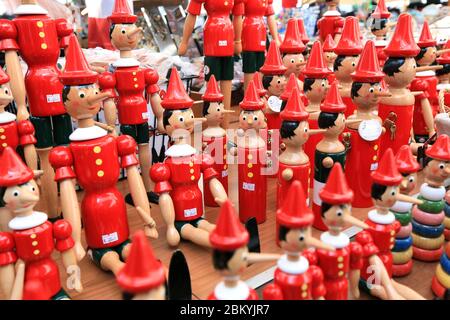 Poupées-souvenirs en bois peintes de la figure de Pinocchio Banque D'Images
