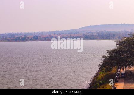 Rivière avec Side Road. Paysage de rivière et de montagne. Banque D'Images