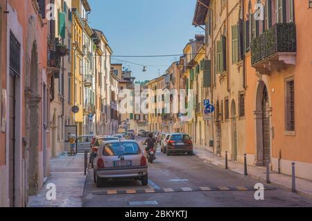 Rue dans la vieille ville, Vérone, Vénétie, Italie Banque D'Images