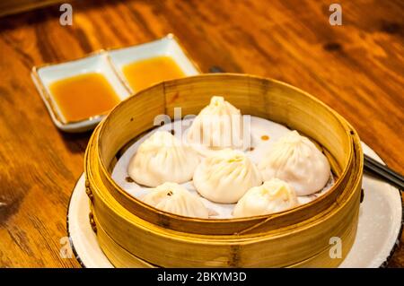 Un panier de bambou de soupe de porc (boulettes xiaolongbao) à un petit restaurant à Shanghai. Banque D'Images