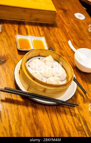 Un panier de bambou de soupe de porc (boulettes xiaolongbao) à un petit restaurant à Shanghai. Banque D'Images