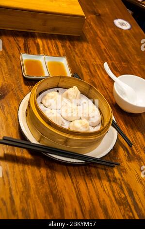 Un panier de bambou de soupe de porc (boulettes xiaolongbao) à un petit restaurant à Shanghai. Banque D'Images