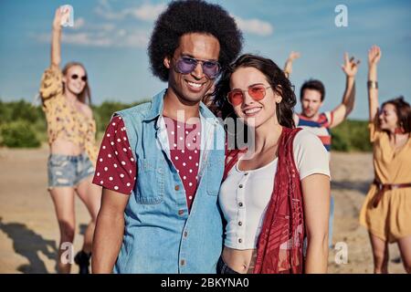 Portrait d'un jeune couple souriant sur la plage Banque D'Images
