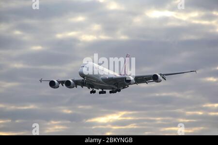 Airbus A380 avion de Thai Airways atterrissant à l'aéroport international de Heathrow Banque D'Images