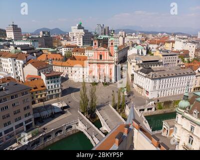 Vue aérienne sur la Squere de Preseren et le Triple pont sur la rivière de la Ljubljana, en Slovénie. Rues vides pendant le virus corona Banque D'Images