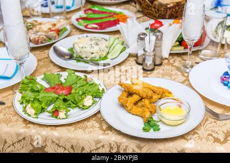 Plats servis sur une table de banquet au restaurant Banque D'Images