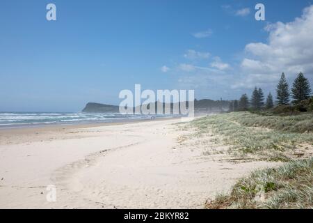 Lennox Head Seven Mile Beach le jour de l'été, à l'extrême côte nord de la Nouvelle-Galles du Sud, ciel bleu de l'Australie Banque D'Images