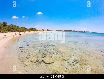 Magnifique plage de sable avec de l'eau transparente en été à Salento, Puglia, Italie Banque D'Images