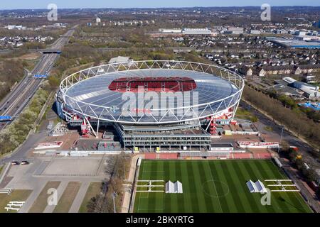 Leverkusen, Allemagne. 04e avr. 2020. Firo: 04.04.2020, Fuvuball, 1.Bundesliga, saison 2019/2020, Bayer 04 Leverkusen, stade, BAYARENA, vue aérienne, vue aérienne, d'en haut, drone, photo de drone, | usage dans le monde crédit: dpa/Alamy Live News Banque D'Images