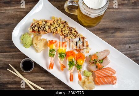 Plateau de sushis frais avec crevettes, rouleaux de sushis, thon et saumon Banque D'Images