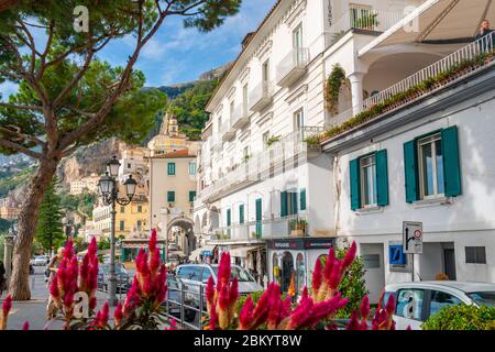 Amalfi, Italie - 1er novembre 2019 : paysage urbain d'Amalfi sur la côte de la mer méditerranée Banque D'Images