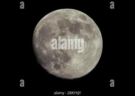 Barrow-in-Furness, Cumbria, Royaume-Uni. 5 mai 2020. Météo Royaume-Uni. La lune gibbbeuse cirant dans un ciel clair de nuit deux jours avant la super lune. Crédit : nouvelles en direct de Greenburn/Alamony. Banque D'Images