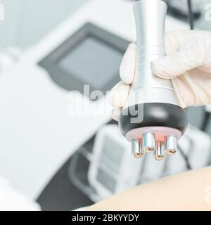 Traitement parfait de la radio corporelle. Femme au spa. Main de médecin et corps de fille Banque D'Images