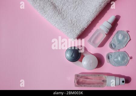 Kit de soins oculaires. Solution désinfectante, lentilles de contact, gel hydratant pour les yeux, contenant pour lentilles et serviette blanche. Banque D'Images