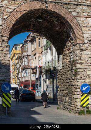 Istanbul, Turquie - probablement la région la plus célèbre d'Istanbul, la Corne d'Or affiche des dizaines de points de repère. Ici en particulier l'aqueduc de Valens Banque D'Images