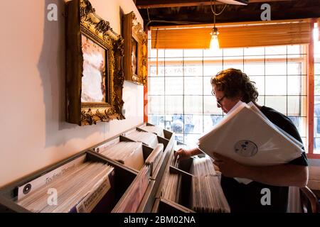 DJ regardant des disques sur le Record Store Day au Palace Vinyl un magasin de vinyle à Crystal Palace, dans le sud de Londres Banque D'Images