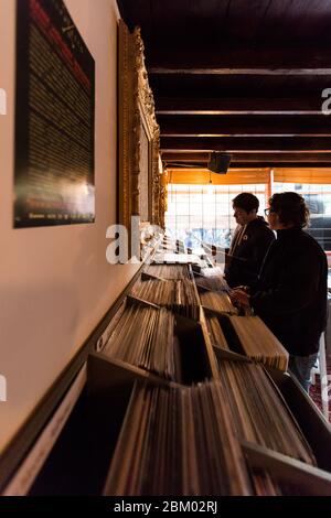 DJ regardant des disques sur Record Store Day au Palace Vinyl un magasin de vinyle à Crystal Palace, dans le sud de Londres Banque D'Images