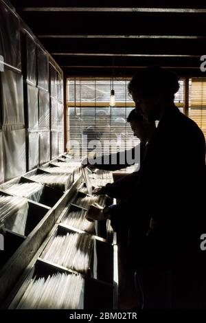 DJ regardant des disques sur Record Store Day au Palace Vinyl un magasin de vinyle à Crystal Palace, dans le sud de Londres Banque D'Images