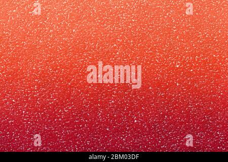 Texture de l'arrière-plan vieux papier rouge foncé avec dégradé de corail, gros plan. Structure de carton de carmin dense. Banque D'Images